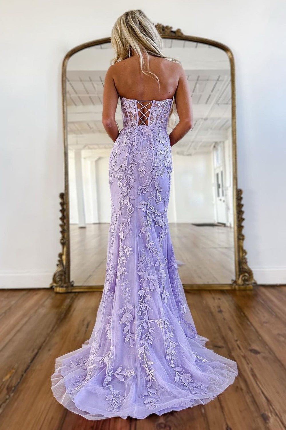 Vestido de fiesta largo de tul con apliques y escote corazón de sirena color lila de Weitese